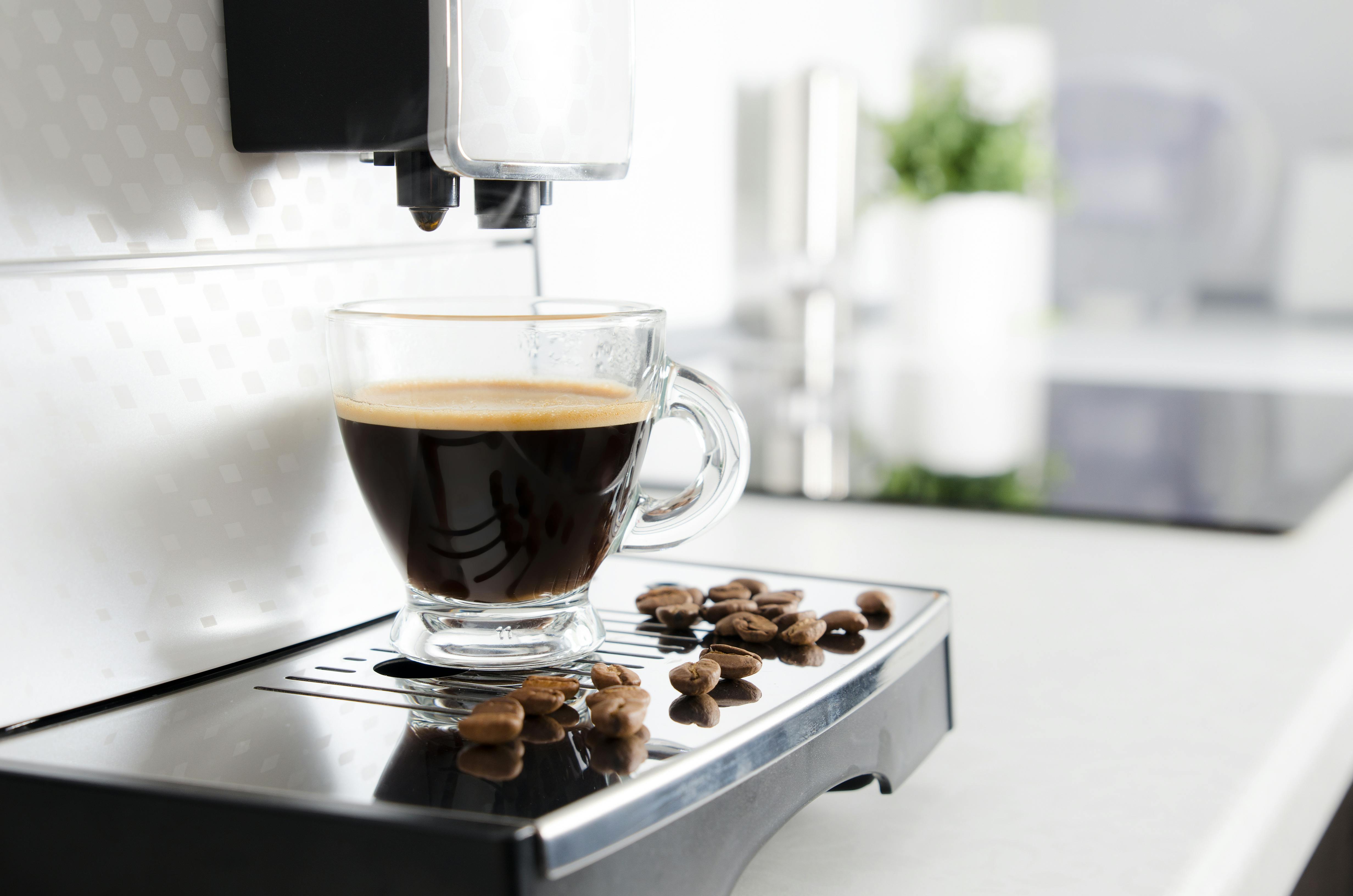 Кофеин кофемашины. Печатная машинка и кофе. Кофе с кофеваркой картинки вид прямо.