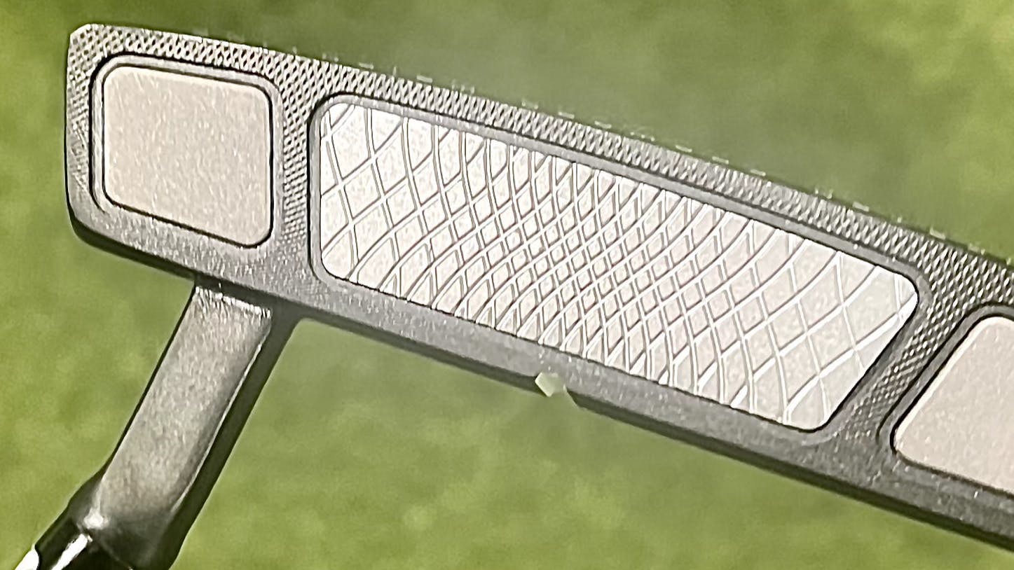 Face of the Cleveland Frontline 10.5 Single Bend Putter. 