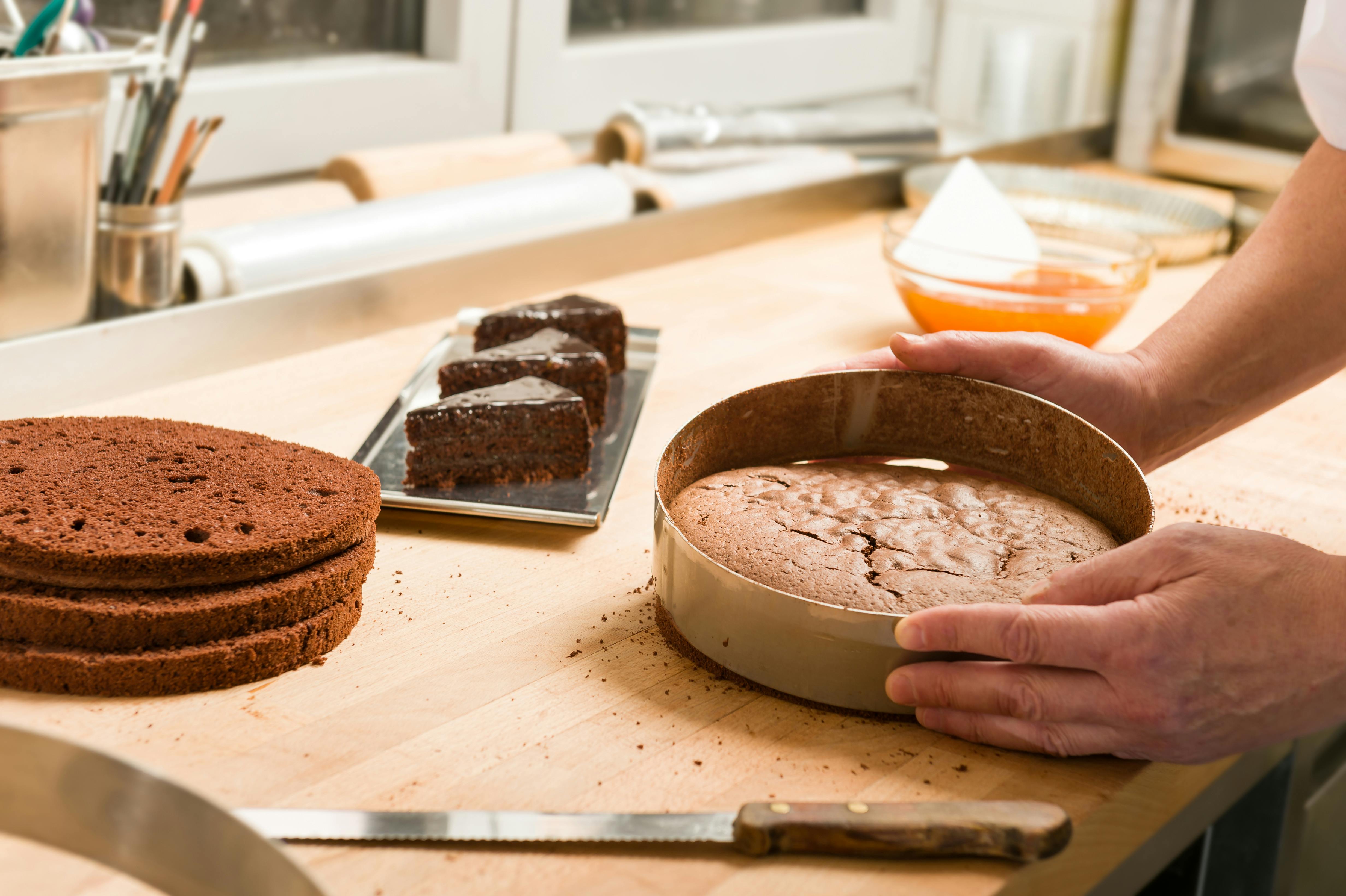 Сколько выпекать торт. Форма для выпечки бисквита. Выпекание шоколадного бисквита. Процесс приготовления торта. Печь торт.