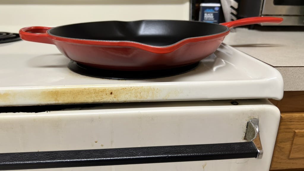 Side view of the skillet
