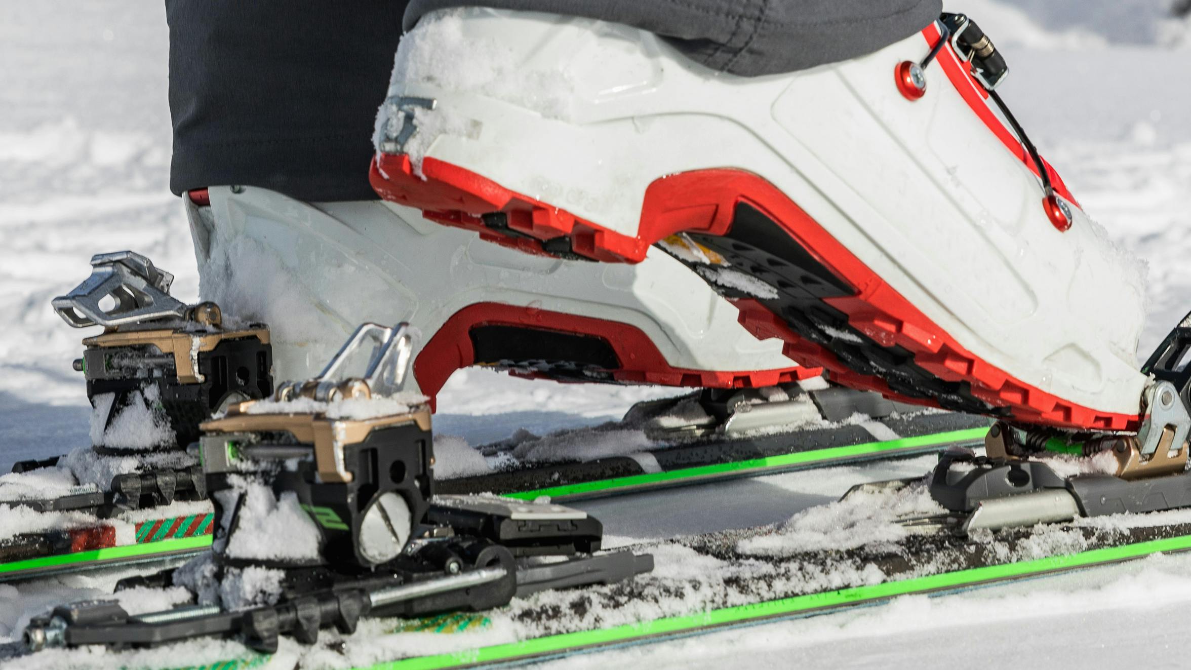 A skier putting his alpine touring boot into the Salomon MTN Ski binding. 