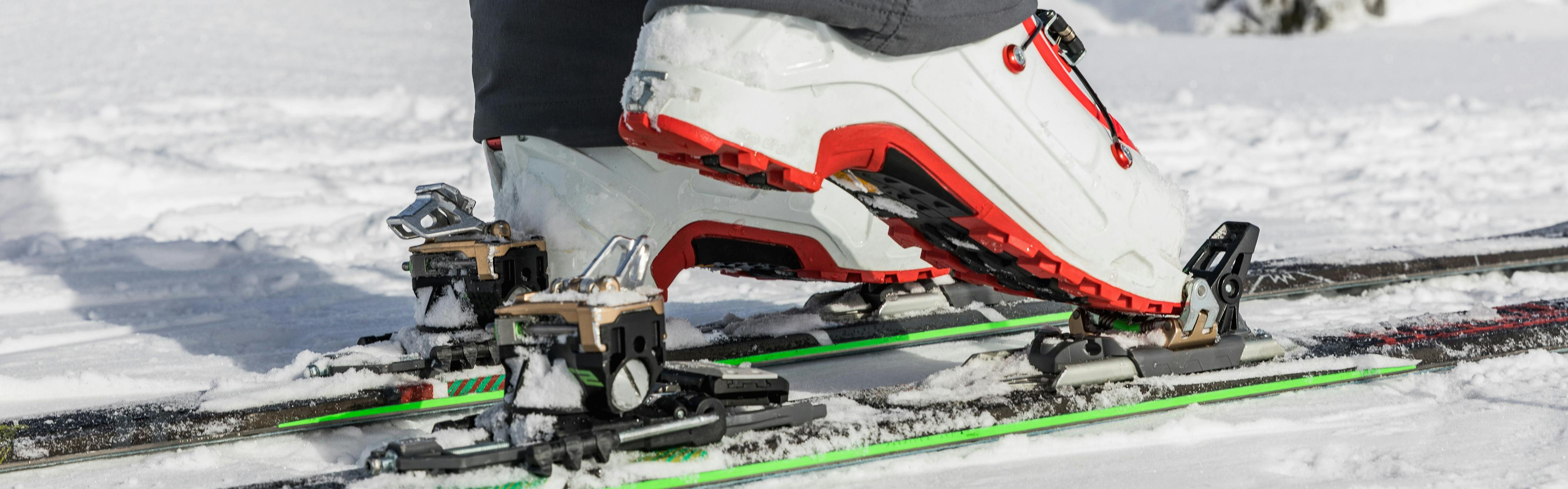 A skier putting his alpine touring boot into the Salomon MTN Ski binding. 
