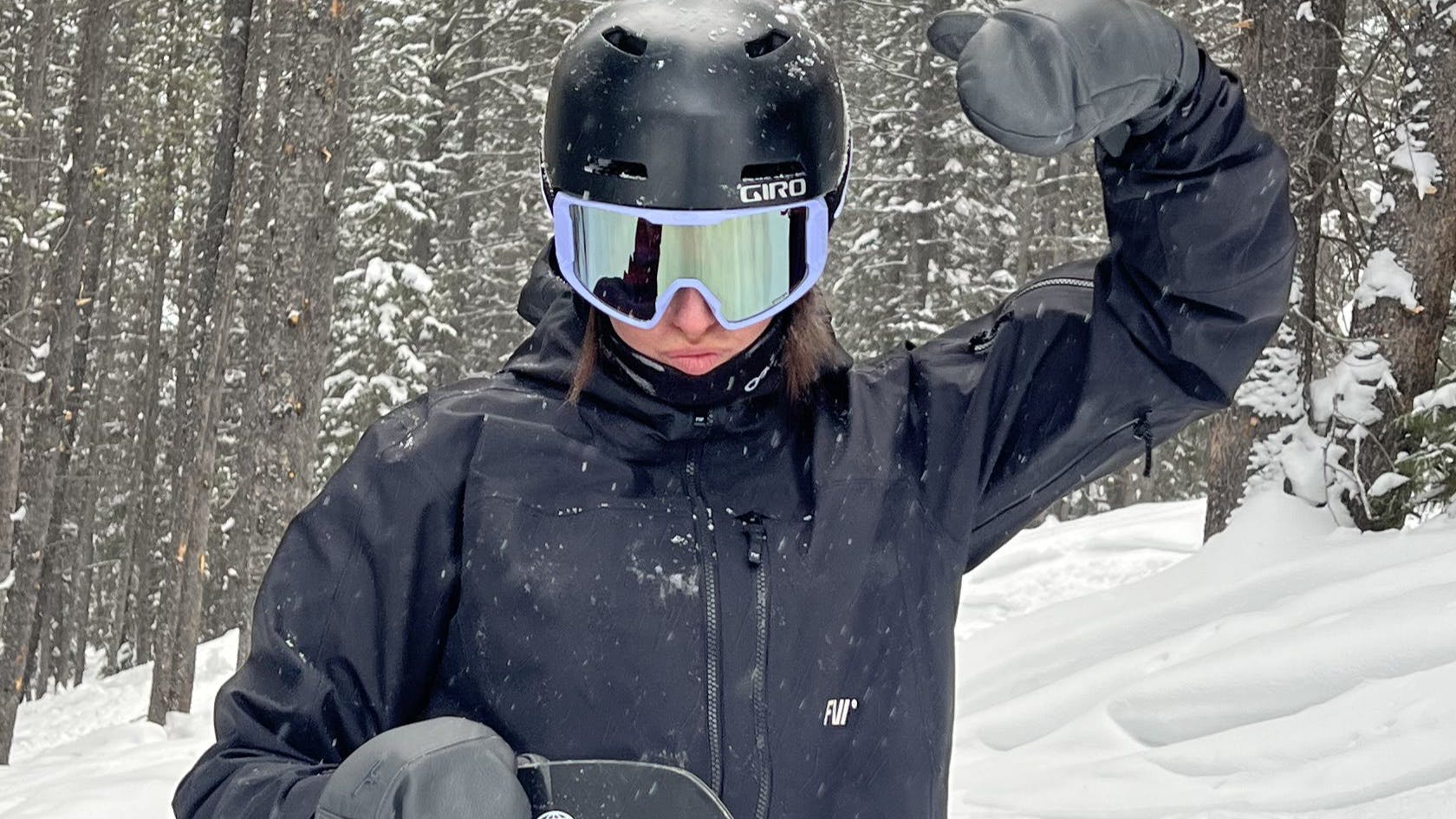 A snowboarder wearing the FW Men's MANIFEST 3L Shell Jacket. 