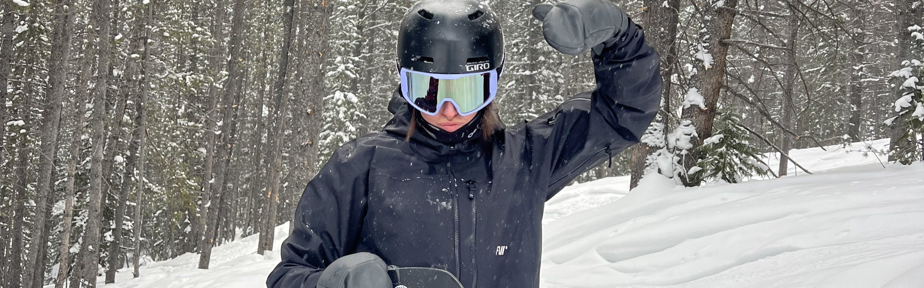 A snowboarder wearing the FW Men's MANIFEST 3L Shell Jacket. 