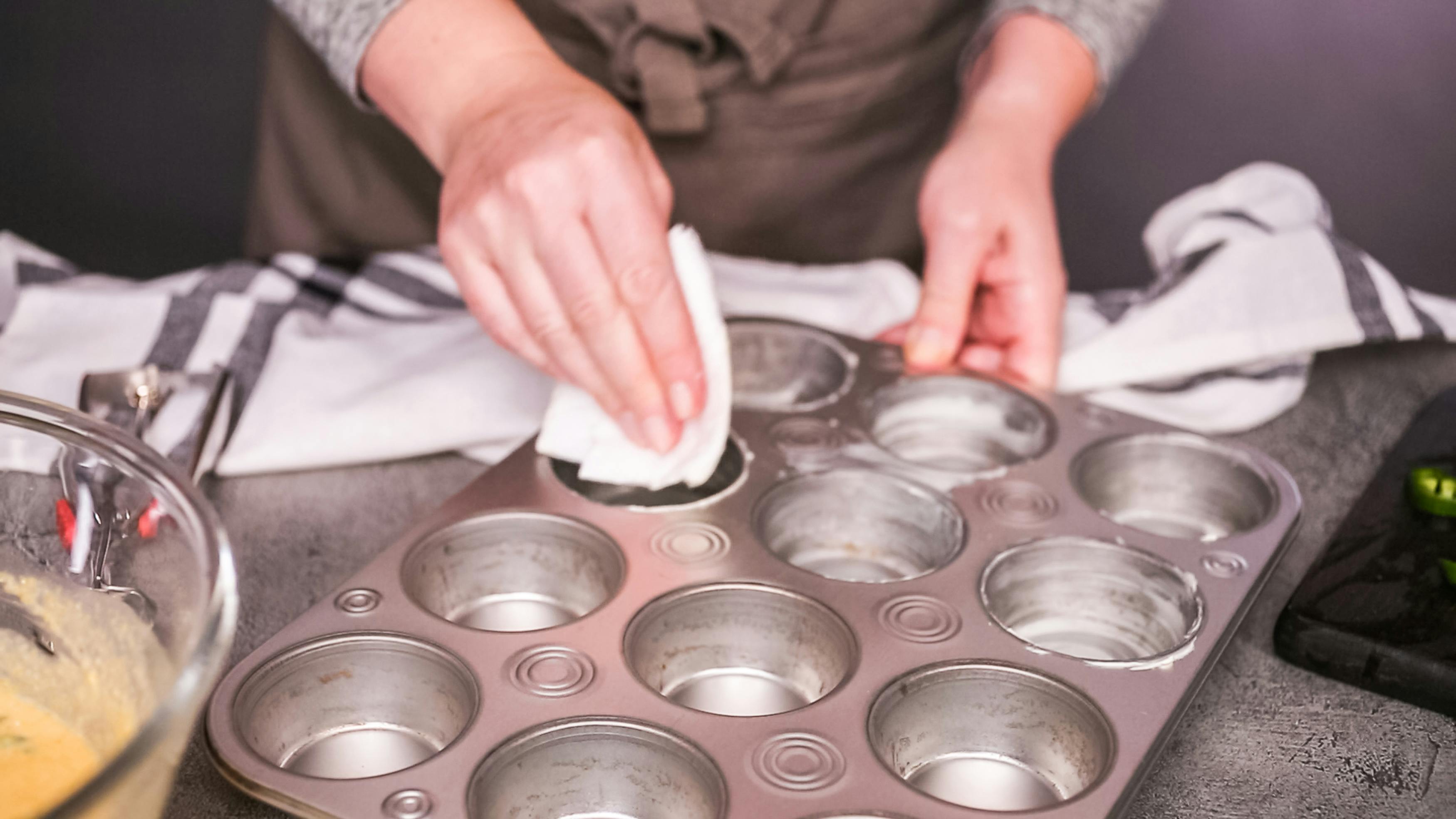 Silicone vs metal baking pans - Arina Photography