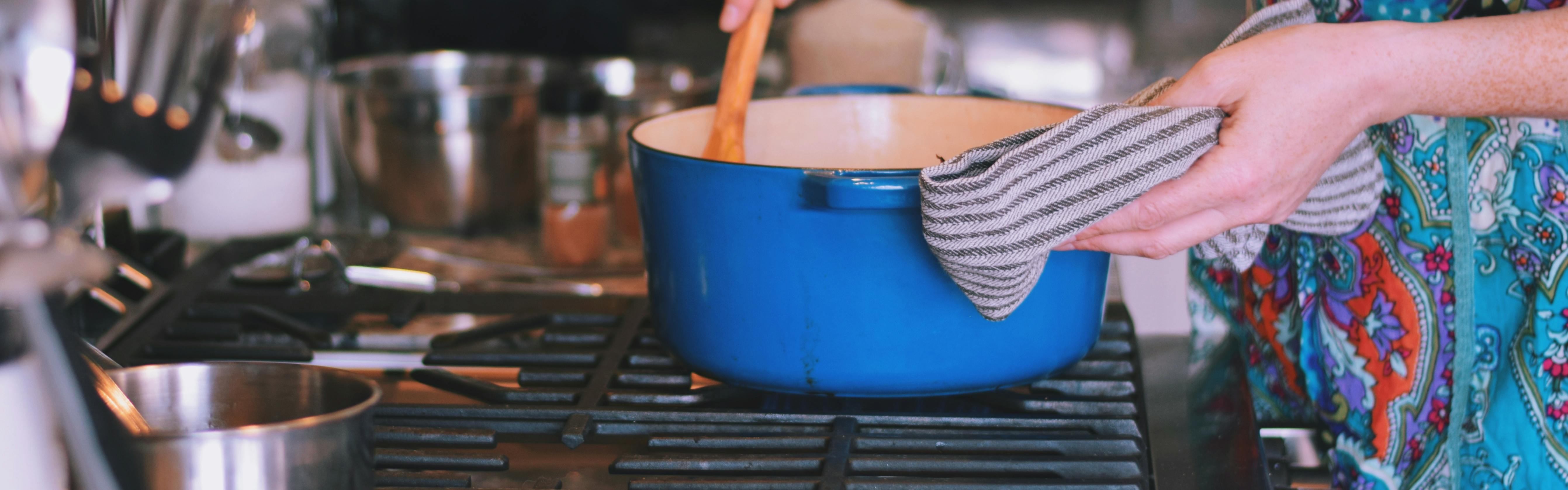 Made In Cookware - Dutch Oven 5.5 Quart - Blue - Enameled Cast Iron -  Exceptional Heat Retention & Durability - Professional Cookware - Made in  France