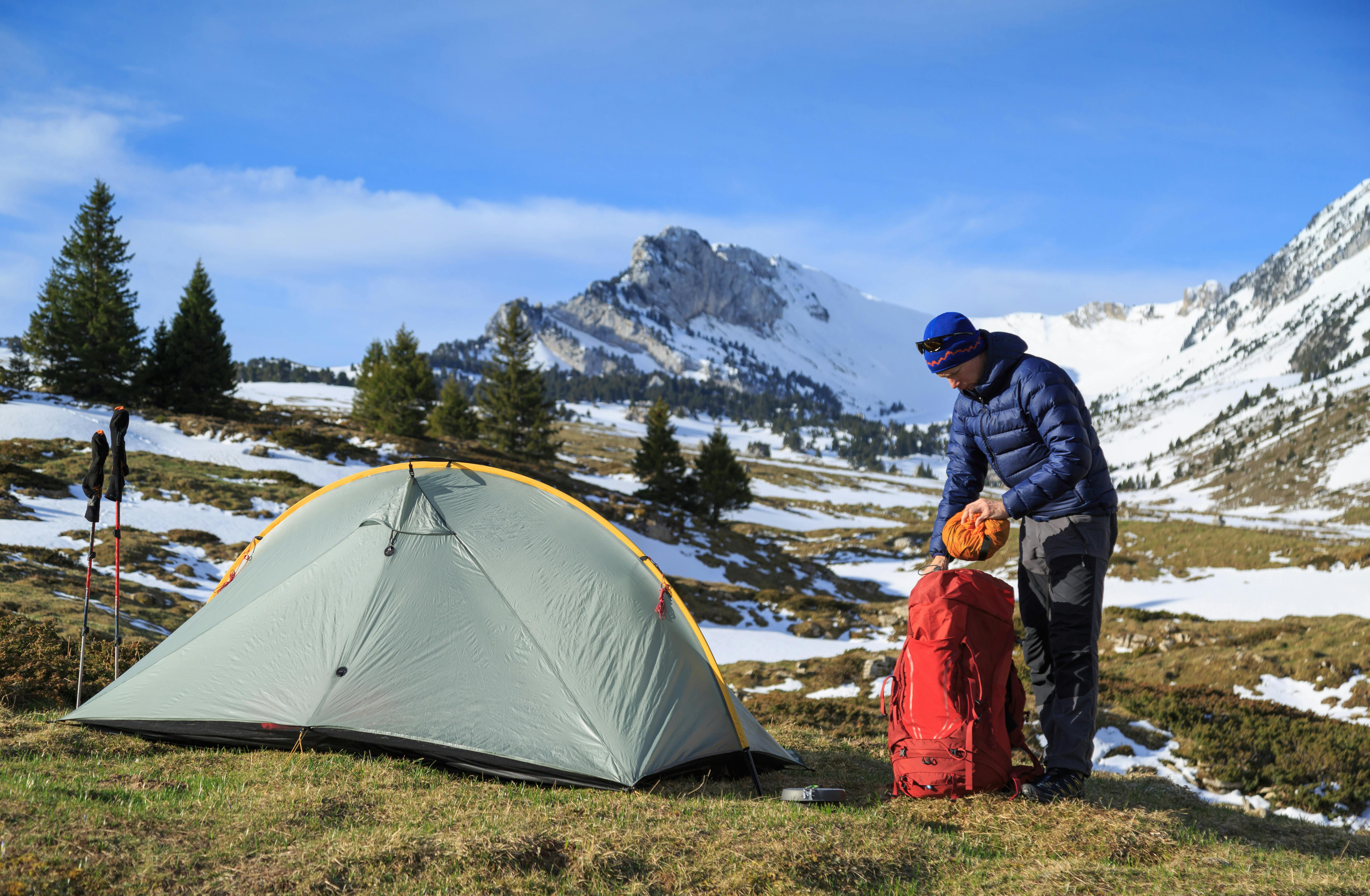 Camping men. Весенний поход с палаткой. Tent for Hiking. Go Hiking Tent. Бернин Мэн кэмпинг.